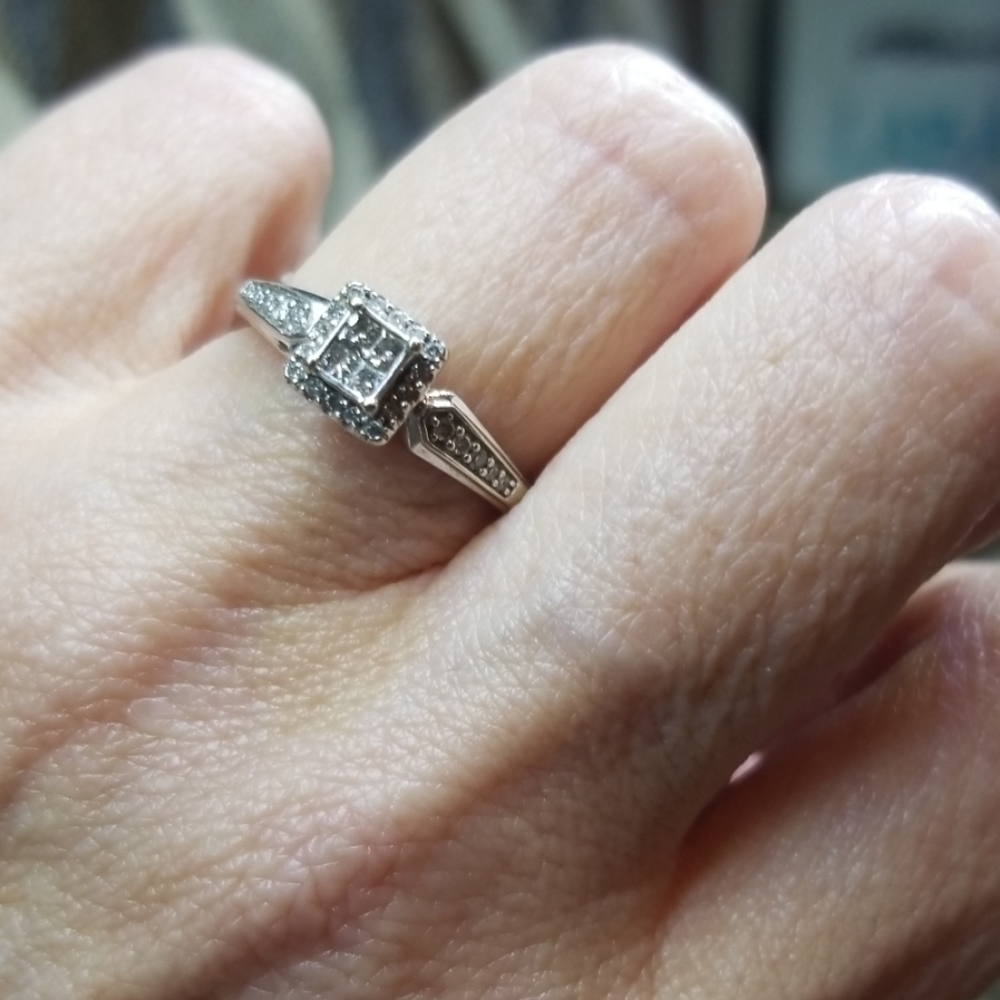 Kays 10k white gold ring with 1/4CTW diamonds - Picture 5 of 8